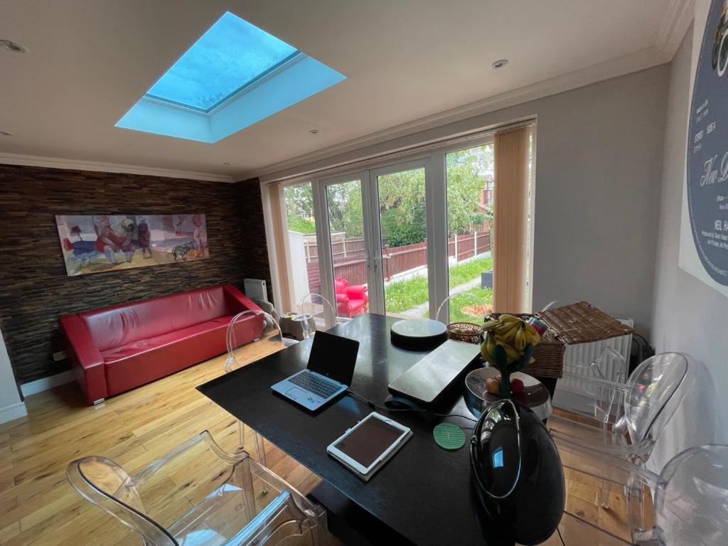 Family Home With Easy Commute To London! Croydon Exteriér fotografie