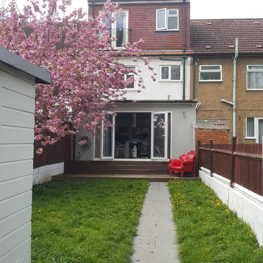 Family Home With Easy Commute To London! Croydon Exteriér fotografie